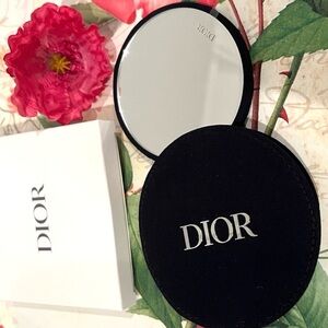 NIB Dior mirror with the original protective film Includes the Dior pocket case